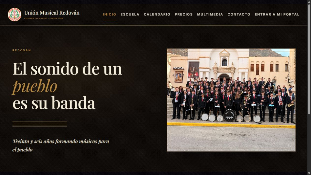 Portada de la web pública de Unión Musical de Redován, con la fotografía de la banda